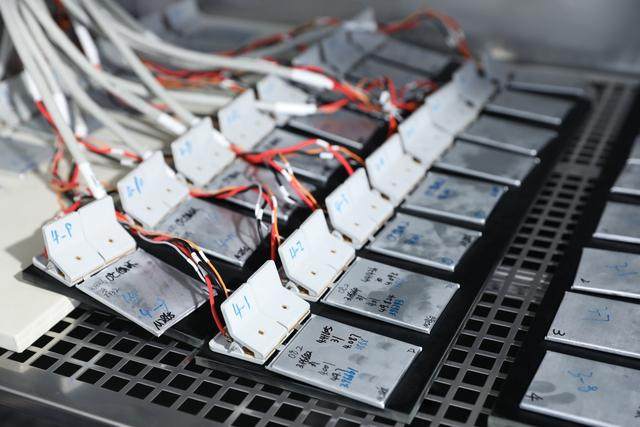 探秘OPPO工廠 高品質電池背后的工匠精神